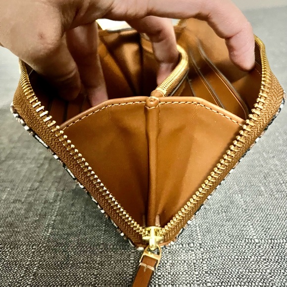 ❌SOLD❌ TORY BURCH GEMINI LINK CANVAS ZIP CONTINENTAL WALLET - Picture 5 of 6